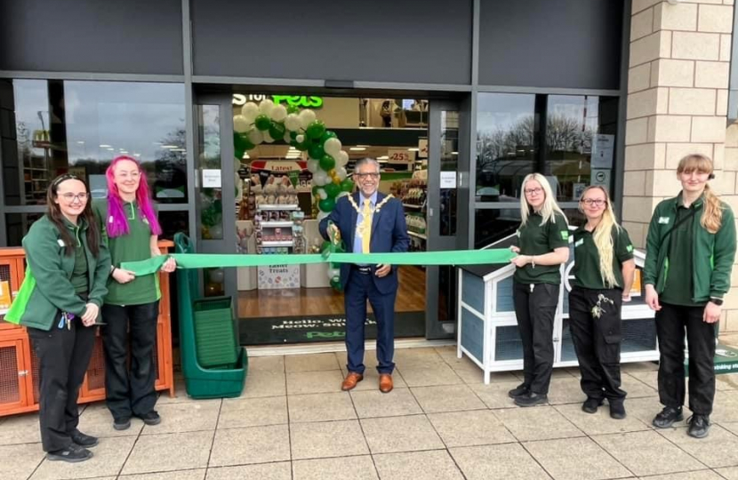 The Lord Mayor begins to cut the ribbon